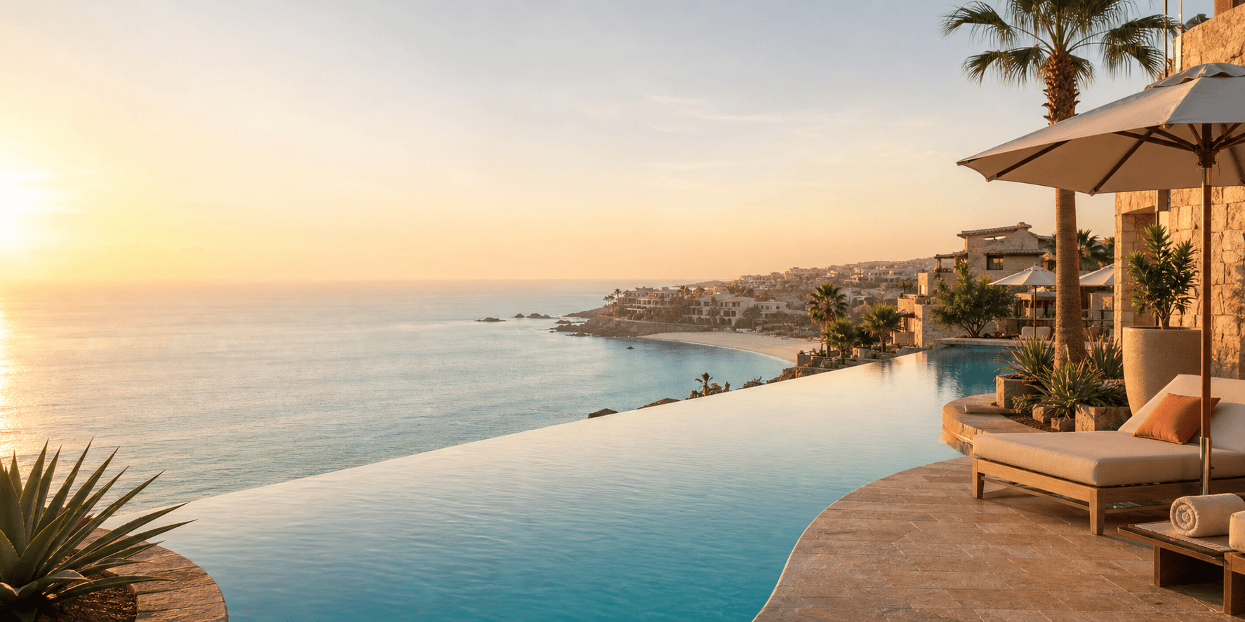 Infinity Pool an einer sonnigen Küste mit Blick auf das Meer